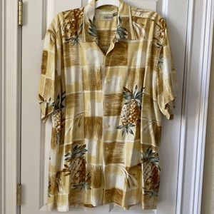 Pineapple yellow and gold short sleeve shirt XL Brand Cubavera.  100% rayon